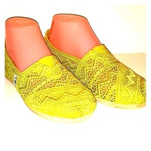 Tom's crochet green size 6